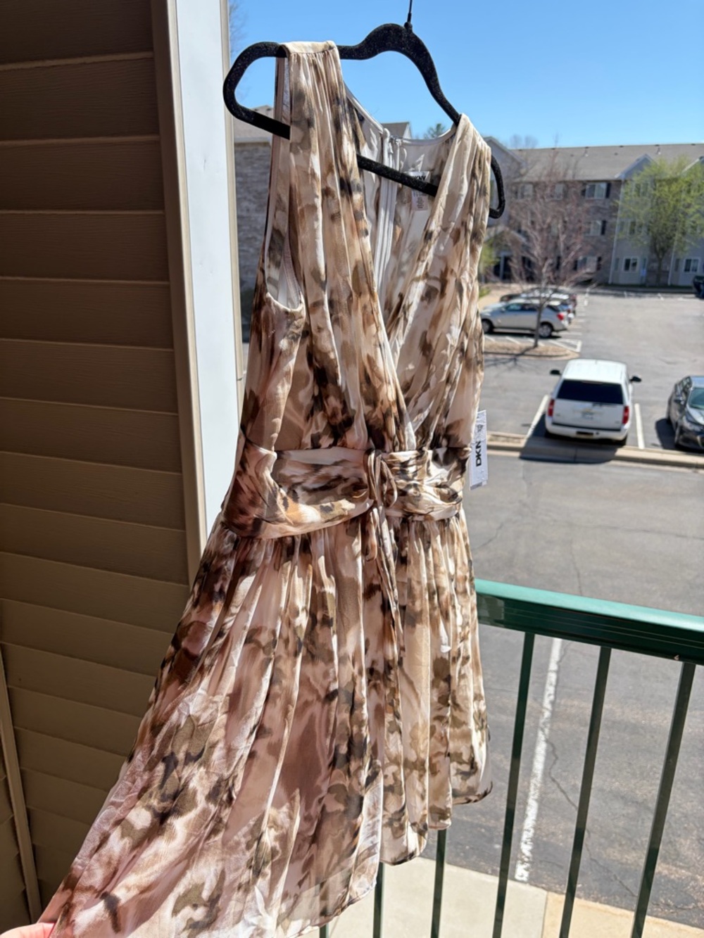 🆕✨ DKNY Tie Dye Sleeveless Mini Dress Size 10 Beige Brown Pleated Lightweight - Picture 5 of 16